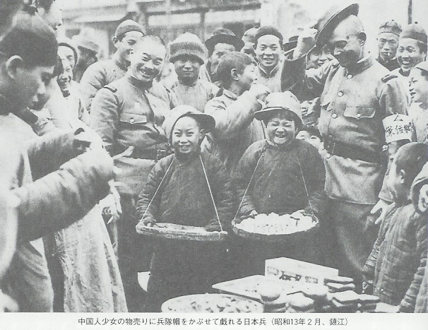 １９３８年２月　日本兵に兵隊帽をかぶせられて笑う物売りの中国人少女たち.jpg